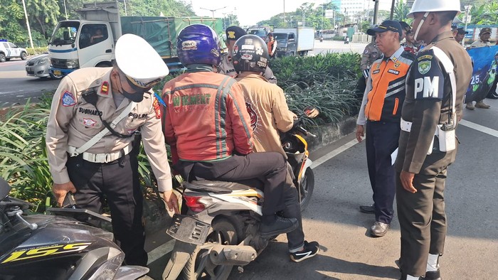 Array,Pelat Nomor di Belakang Motor Harus Dipasang, Kalau Hilang Gimana?