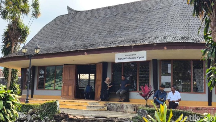 13 Wisata Kuningan untuk Healing, Destinasi Terbaik dan Instagramable, Taman Nasional Gunung Ciremai, Telaga Biru Cicerem, Kebun Raya Kuningan, Woodland, Curug Putri Palutungan, Objek Wisata Cibulan, Sangkan Resort Aqua Park, Museum Taman Purbakala Cipari, Gedung Perundingan Linggarjati, Waduk Darma Kuningan, Lembah Cilengkrang, Bukit Seribu Bintang, Lamping Kidang Kuningan