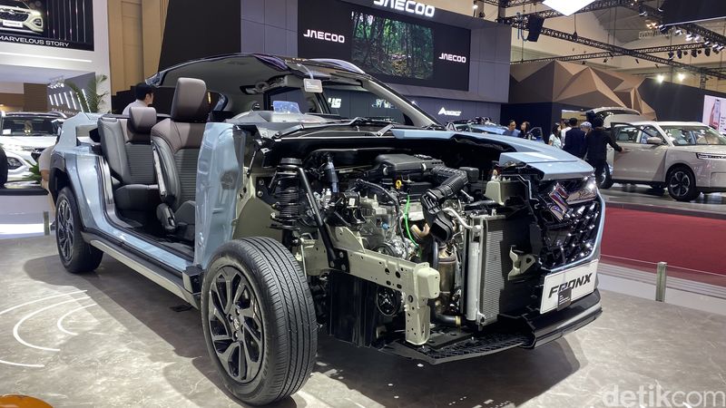 Tak Cuma Mobil Listrik, GIIAS 2025 Jadi Ajang Pamer Fitur dan Teknologi, Rangka Mobil Hingga Mobil Terbelah, Mobil Bahan Bakar Hidrogen, Baterai Direndam Air di Akuarium, Robot Unjuk Gigi