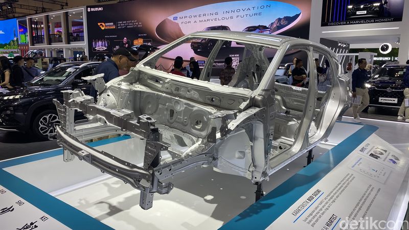Tak Cuma Mobil Listrik, GIIAS 2025 Jadi Ajang Pamer Fitur dan Teknologi, Rangka Mobil Hingga Mobil Terbelah, Mobil Bahan Bakar Hidrogen, Baterai Direndam Air di Akuarium, Robot Unjuk Gigi