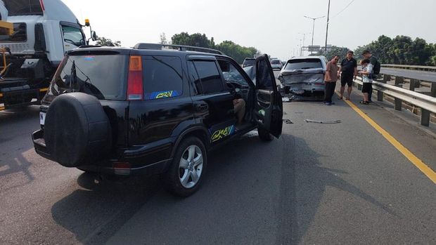 Array,Geely EX5 Ringsek usai Terlibat Kecelakaan Beruntun, Bemper Belakang Lepas