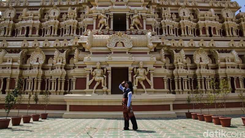 Main ke Kuil Murugan, Ini Do's And Don'ts-nya, 1. Wanita haid dilarang masuk, 2. Jangan berlarian, 3. Jangan joget-joget, 4. Jangan meletakkan tas/barang di menara, 5. Dilarang mengkonsumsi produk hewani, 6. Dilarang posting foto dewa, 8. Berikan Donasi, 9. Pakai baju sopan, 10. Bicara yang baik