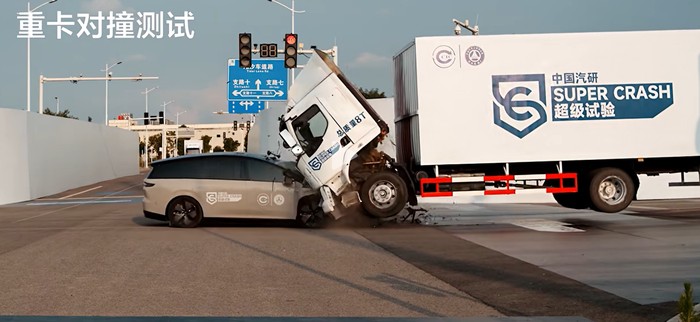 Array,Klarifikasi Produsen Mobil China soal Kontroversi Adu Tabrak dengan Truk