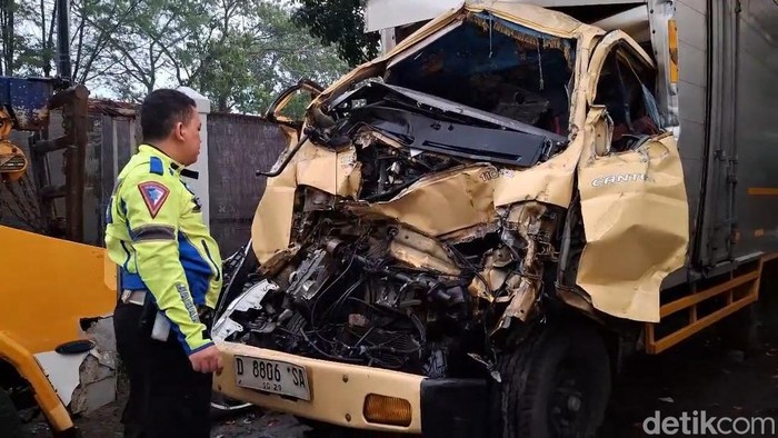 Array,Pengakuan Sopir Penyebab Kecelakaan di Tol Cipularang: Nggak Bisa Ngerem