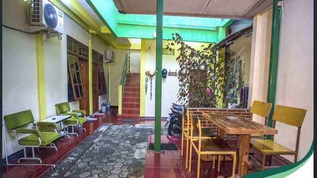 15 Hotel Terbaik Murah Dekat Malioboro Tinggal Jalan, Mulai Rp 85 Ribuan, 1. Losmen Mawar, 2. DBC Rooms Malioboro, 3. Losmen Suryo, 4. Losmen 2000 Tiga, 5. Citra Anda Losmen, 6. Hotel Karunia Yogyakarta, 7. Virgo 3 Homestay, 8. Losmen Setia Kawan, 9. De Patuk Homestay, 10. Red Palm Losmen Syariah, 11. The Packer Lodge Yogyakarta, 12. The Cabin Hotel Gandekan, 13. Niki Backpaker Malioboro, 14. Amarta Malioboro by Daphna Management, 15. Wanderlust Homestay