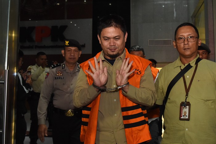 Array,Intip Garasi Bupati Koltim Abdul Azis yang Terjaring OTT KPK