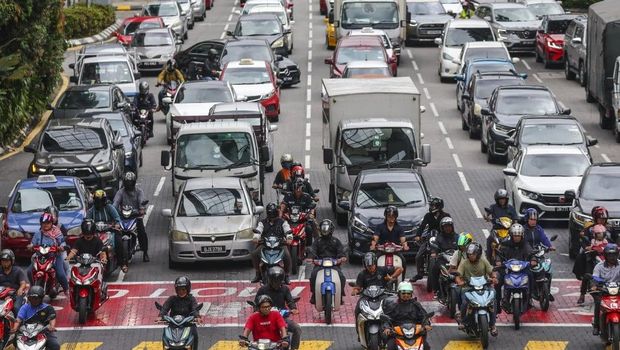 Array,Nasib Jadi Orang Indonesia: Penghasilan Kecil, Pajak Mobil Mahal