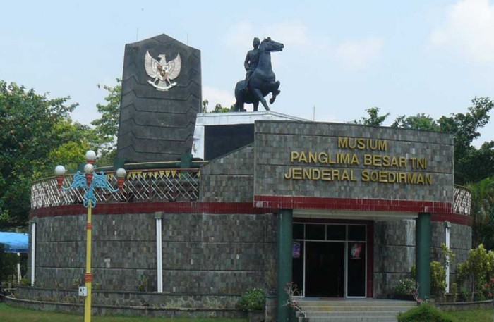 17 Destinasi Wisata dengan Nama Pahlawan Nasional, Ada yang Tersembunyi, 1. Pantai Kartini di Jepara, 2. Kompleks Taman Ismail Marzuki (TIM) di Jakarta, 3. Pulau Hatta di Maluku, 4. Museum Kartini di Jepara, 5. Museum Tuanku Imam Bonjol di Padang, Sumatra Barat, 6. Puncak Soemantri di Papua, 7. Puncak Soekarno di Papua Tengah, 8. Pulau Yos Sudarso di Papua Selatan, 9. Monumen Pahlawan Seribu Mohammad Husni Thamrin di Jakarta, 10. Museum Ki Hajar Dewantara di Yogyakarta, 11. Taman Cut Meutia di Jakarta, 12. Taman Pahlawan Otto Iskandar Dinata di Bandung, 13. Monumen Dewi Sartika di Bandung, 14. Museum Jenderal Sudirman di Banyumas, 15. Museum Pangeran Diponegoro di Magelang, 16. Taman Bung Karno di Klaten, 17. Museum WR Soepratman di Surabaya