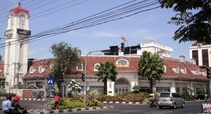Wisata di Kota Pahlawan, 10 Jejak Sejarah Kemerdekaan Indonesia di Surabaya, 1. Monumen Kapal Selam (Monkasel), 2. Tugu Pahlawan, 3. Jembatan Merah, 4. Penjara Kalisosok, 5. Gedung Bank Mandiri, 6. Gedung Siola (Museum Surabaya), 7. Gedung Internatio, 8. Hotel Majapahit, 9. Gedung Cerutu, 10. Gedung Negara Grahadi