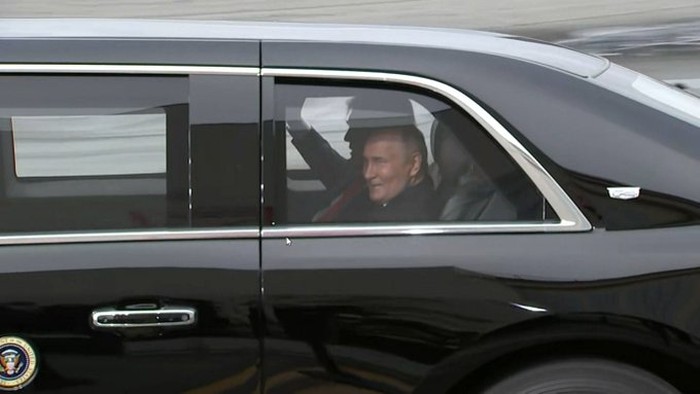 Array,Senyuman Putin Naik Benteng Berjalan 'The Beast', Semobil dengan Trump