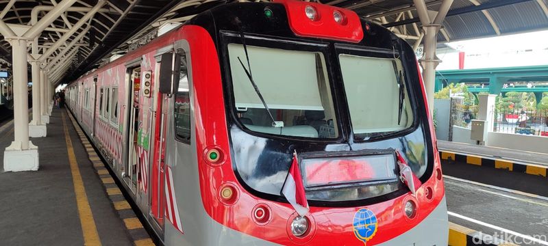 Array,Pengalaman Pertama Naik KRL Jogja-Solo: Padat, tapi Masih Bisa 'Bernapas'