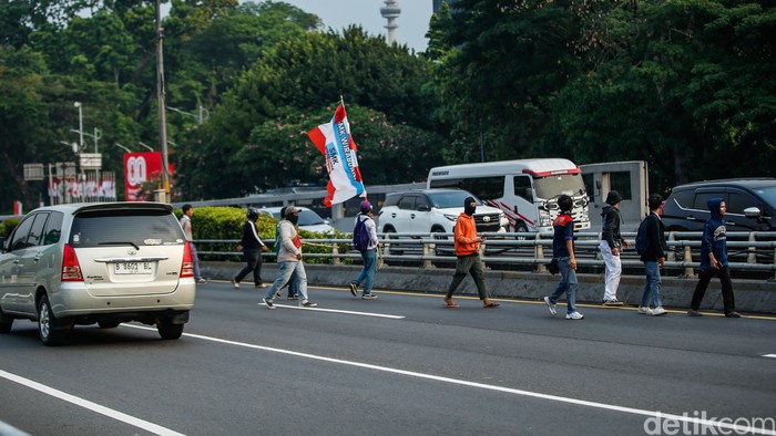 Terjebak Dikeramaian saat Berkendara, Ini Tips Agar Bisa Selamat, 1. Pantau Perkembangan via Media Sosial, 2. Pelajari Rute via Peta Digital, 3. Siapkan Makanan dan Minuman Ringan, 4. Kendalikan Emosi, 5. Jangan Panik Ketika Ada Hambatan di Jalan, 6. Pastikan Mobil Dalam Kondisi Prima
