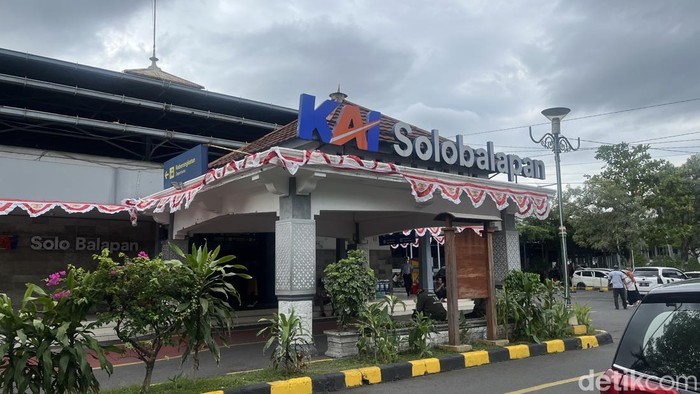 Turun Kereta Langsung Makan, Ini 7 Kuliner Dekat Solo Balapan, 1. Selat Vien's Pusat, 2. Sate Kambing Pak H Kasdi, 3. Rumah Makan Pak Die, 4. Sate Ayam Ponorogo Pak Mangun, 5. Bakso Alex Gajah Mada, 6. Tahu Kupat Sido Mampir, 7. Gudeg Ayu Solo