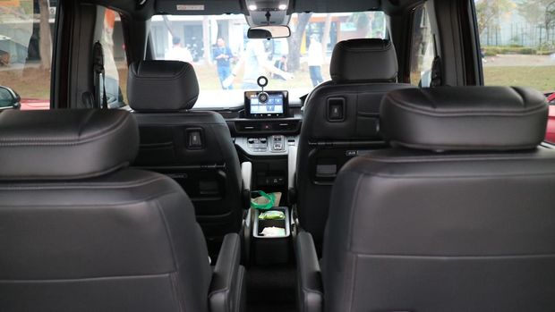 Review Honda Step WGN e:HEV: Nyaman, Efisien, dan Masuk Akal!, Rasa Berkendara yang 'Khas' Honda, Performanya Galak tapi Irit!, Nyaman dan Akomodatif, Kesimpulan dan Harga Honda Step WGN e:HEV