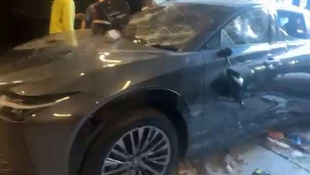 Array,Begini Kondisi Mobil Lexus di Rumah Ahmad Sahroni yang Dirusak Warga