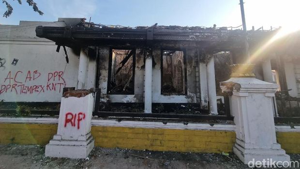 Array,Rumah Bagus Kebanggaan Surabaya Hangus, Jadi Abu Usai Aksi Demo
