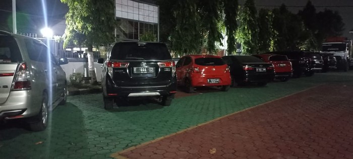 Array,KPK Sita 15 Mobil Milik Anggota DPR Satori, Intip Isi Garasinya