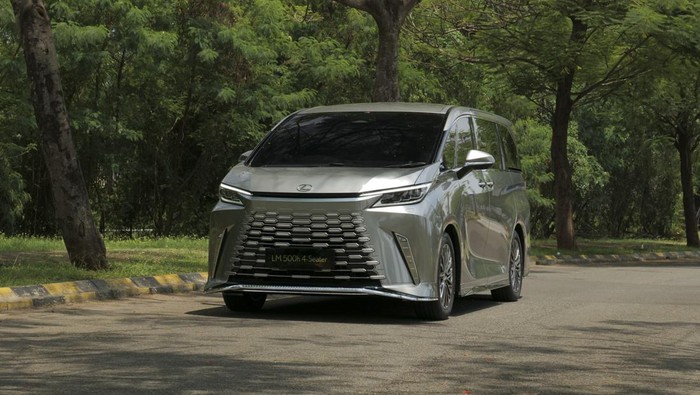 Array,Lexus Kuasai Pasar Mobil Hybrid Mewah di RI, Segini Penjualannya