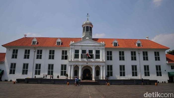 Fakta Tersembunyi Museum Sejarah Jakarta yang Tak Banyak Orang Tahu, 1. Air Mancur Ikonik: Jejak Sumur Ciliwung Lama yang Direkonstruksi, 2. Replika Istana Kerajaan Amsterdam, 3. Transisi dari Kantor Gubernur Jawa Barat ke Kantor Catatan Sipil, 4. Sisi Gelap: Tempat Eksekusi Publik, 5. Kini Tempat Wisata, Harga Tiket Murah Meriah 