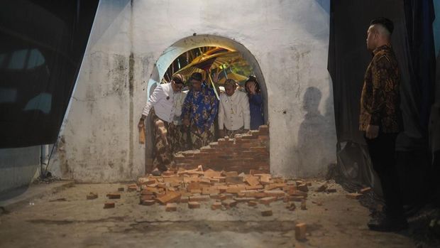 Array,Prosesi Jejak Banon Keraton Yogya, saat Sri Sultan Menjadi Lambang Hijrah