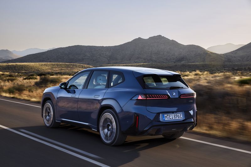 Array,Sekali Cas Bisa Tempuh 800 km! Ini Spesifikasi BMW iX3 Terbaru