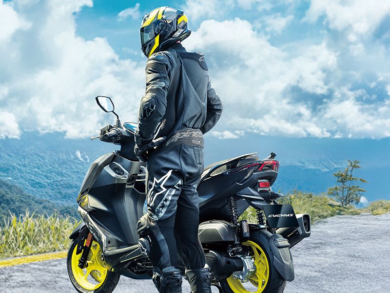 Spek Skutik Dek Rata Yamaha Penantang Vario 160: Isi Bensin Gak Perlu Buka Jok, Desain dan Dimensi, Mesin dan Performa, Fitur dan Safety, Suspensi dan Roda, Harga dan Varian