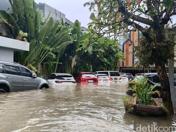 Begini Cara Penanganan Mobil Setelah Kena Banjir, 1. Melepaskan Kabel Aki dari Mobil, 2. Jangan Langsung Hidupkan Mesin, 3. Keringkan Bagian Pengapian Mobil, 4. Kuras Tangki Bensin, 5. Periksa Kondisi Interior Mobil, 6. Keringkan Panel dan Lampu, 7. Keringkan Mobil di Bawah Sinar Matahari, 8. Cek Kondisi Mobil ke Bengkel Resmi