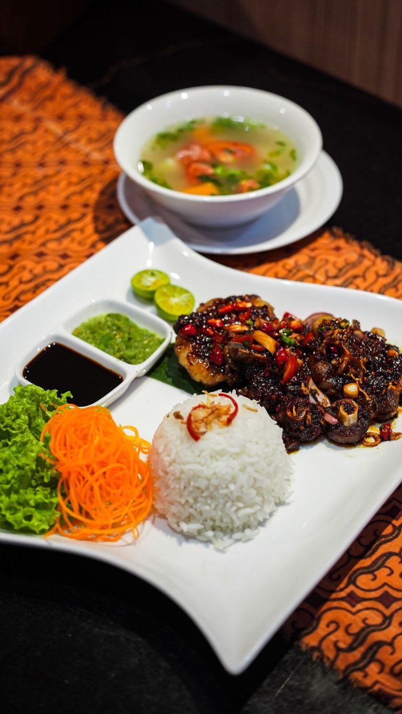 September Seru di Aston Tanjungpinang: Yoga di Kolam, Fashion Show, Menu Baru, Yoga di Kolam Renang, Fashion Show, Promo kamar, Menu baru Aston Tanjungpinang
