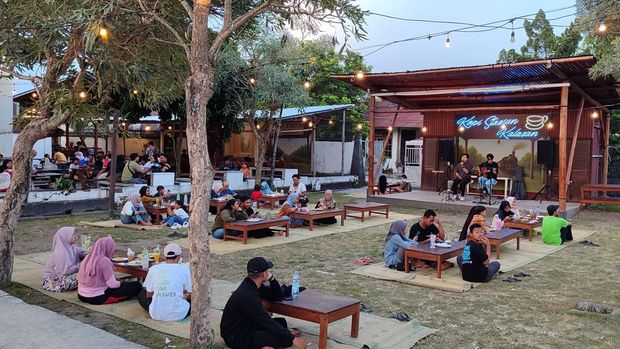 Array,Nikmati Senja Sambil Lihat Kereta, Ini Kafe Bekas Stasiun Belanda di Jogja