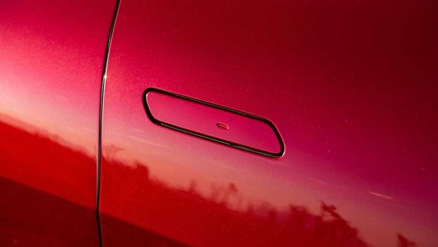 Array,Bos VW Kritik Gagang Pintu Rata di Mobil Listrik Modern: Bikin Ribet!
