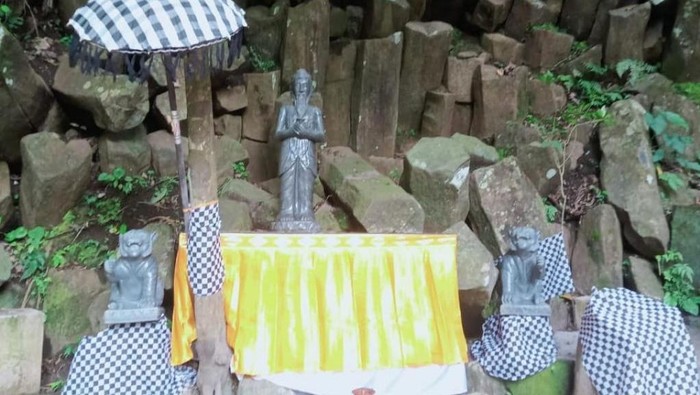 Array,Kisah Pura dengan Mitos Batu-batu Magis di Bali