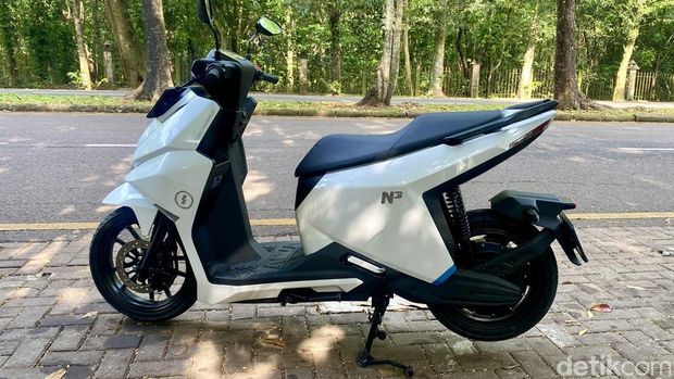 Test Ride Alva N3, Motor Listrik Praktis dengan Sentuhan Futuristis, Ergonomi Berkendara, Mode Berkendara, Kepraktisan, Pengisian Baterai Alva N3