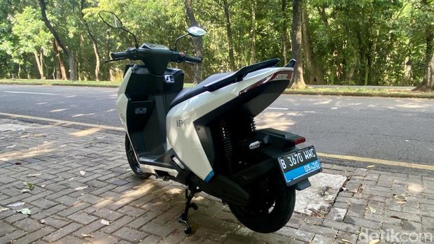 Test Ride Alva N3, Motor Listrik Praktis dengan Sentuhan Futuristis, Ergonomi Berkendara, Mode Berkendara, Kepraktisan, Pengisian Baterai Alva N3
