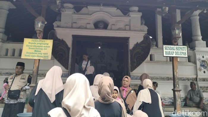 Array,Wisata Religi di Cirebon: Singgah di Makam Para Wali