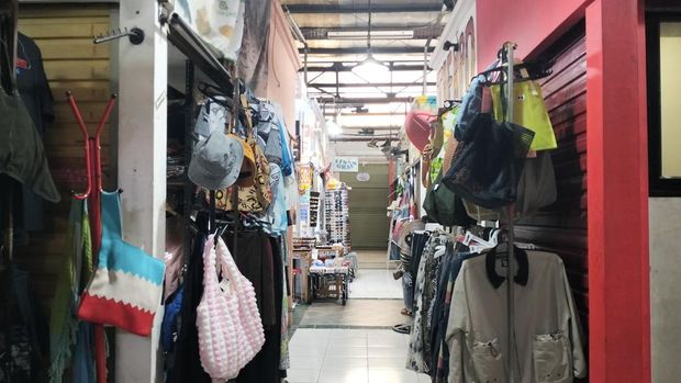 Unik Banget! Pusat Thrifting Pasar Santa, Surga Vintage Baju hingga Vinyl, 1. Toko Thrifting Bekas, 2. Toko Buku Lawas, 3. Toko Piringan Hitam, 4. Toko Aksesoris