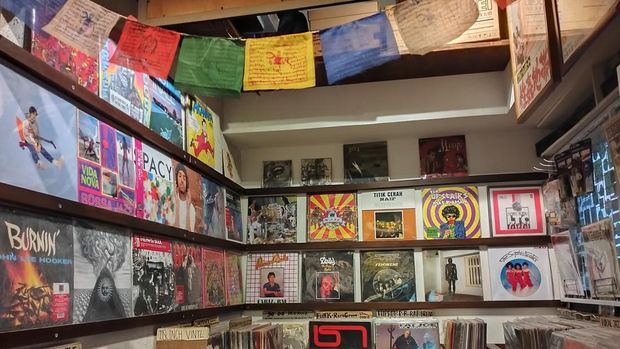 Unik Banget! Pusat Thrifting Pasar Santa, Surga Vintage Baju hingga Vinyl, 1. Toko Thrifting Bekas, 2. Toko Buku Lawas, 3. Toko Piringan Hitam, 4. Toko Aksesoris