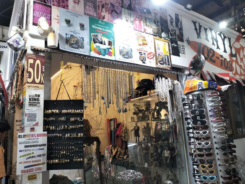 Unik Banget! Pusat Thrifting Pasar Santa, Surga Vintage Baju hingga Vinyl, 1. Toko Thrifting Bekas, 2. Toko Buku Lawas, 3. Toko Piringan Hitam, 4. Toko Aksesoris