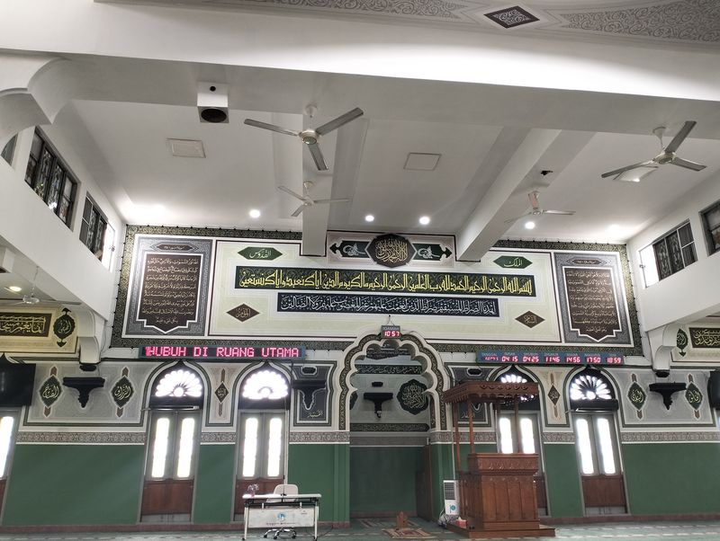 Array,Pesona Masjid Agung Al-Azhar, Ruangnya Penuh Cahaya dan Jendela Besar