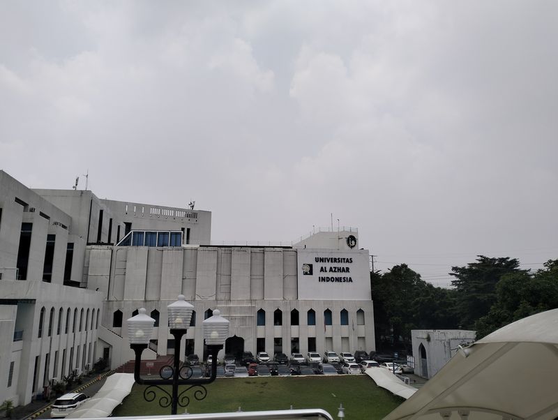 Array,Pesona Masjid Agung Al-Azhar, Ruangnya Penuh Cahaya dan Jendela Besar