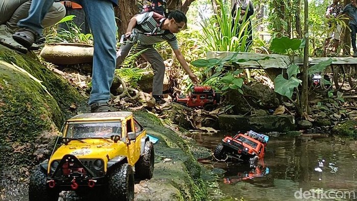 Array,Bapak-bapak Merapat, Saatnya Main Mobil RC Offroad di Lereng Bromo