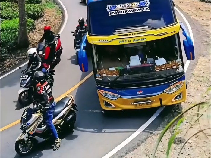 Array,Viral Konvoi Nmax Hadang Bus di Tikungan, Kini Berujung Ditilang