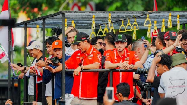 Array,Parade MotoGP Mandalika 2025, Pebalap Dapat Sambutan Hangat Warga Lombok
