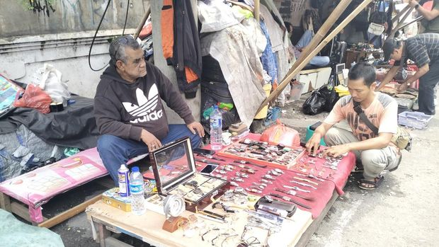 Array,Nostalgia di Pasar Loak Jatinegara, Panas tapi Seru dan Padat