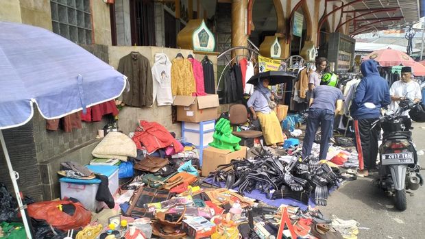 Array,Nostalgia di Pasar Loak Jatinegara, Panas tapi Seru dan Padat