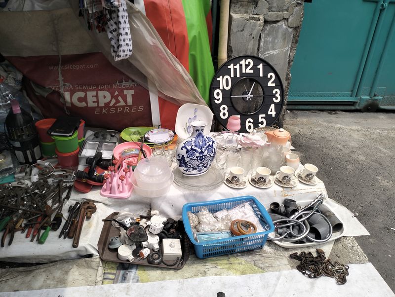 Mesin Ketik dan Keris Usia Ratusan, Ini Harta Karun Pasar Loak Jatinegara, 1. Mesin Ketik Tua, 2. Uang Kuno, 3. Keramik Lawas, 4. Keris Antik, 5. Ponsel Lawas