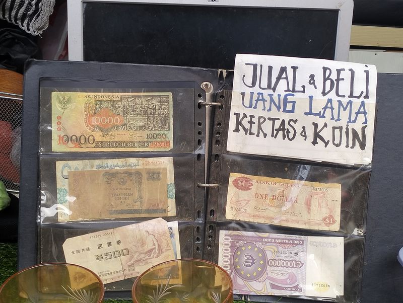 Mesin Ketik dan Keris Usia Ratusan, Ini Harta Karun Pasar Loak Jatinegara, 1. Mesin Ketik Tua, 2. Uang Kuno, 3. Keramik Lawas, 4. Keris Antik, 5. Ponsel Lawas