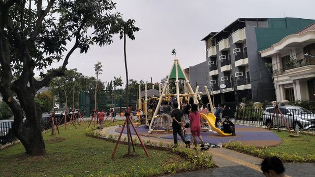 Taman Bugar Favorit Warga Jakbar, Ini 5 Fasilitas Unggulannya, 1. Lapangan Serbaguna, 2. Wahana Bermain Anak, 3. Outdoor Fitness Equipment, 4. Banyak Tempat Duduk Unik, 5. Guiding Block