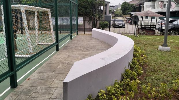 Taman Bugar Favorit Warga Jakbar, Ini 5 Fasilitas Unggulannya, 1. Lapangan Serbaguna, 2. Wahana Bermain Anak, 3. Outdoor Fitness Equipment, 4. Banyak Tempat Duduk Unik, 5. Guiding Block