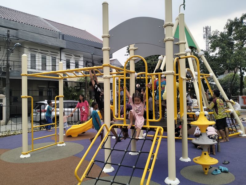 Taman Bugar Favorit Warga Jakbar, Ini 5 Fasilitas Unggulannya, 1. Lapangan Serbaguna, 2. Wahana Bermain Anak, 3. Outdoor Fitness Equipment, 4. Banyak Tempat Duduk Unik, 5. Guiding Block