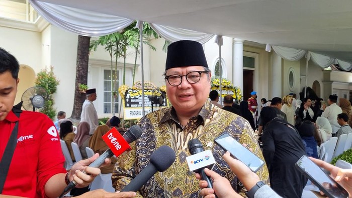 Array,Airlangga Sebut Ada Pabrikan Mau Bantu Indonesia Kembangkan Mobnas, Ini Mereknya